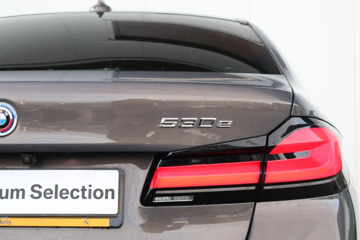 530e Business Edition Plus | M-Sport Pakket | Schuif/Kantel Dak | Stuur & Stoel Verwarming | Achteruitrijcamera | Head-Up | Laserlicht |