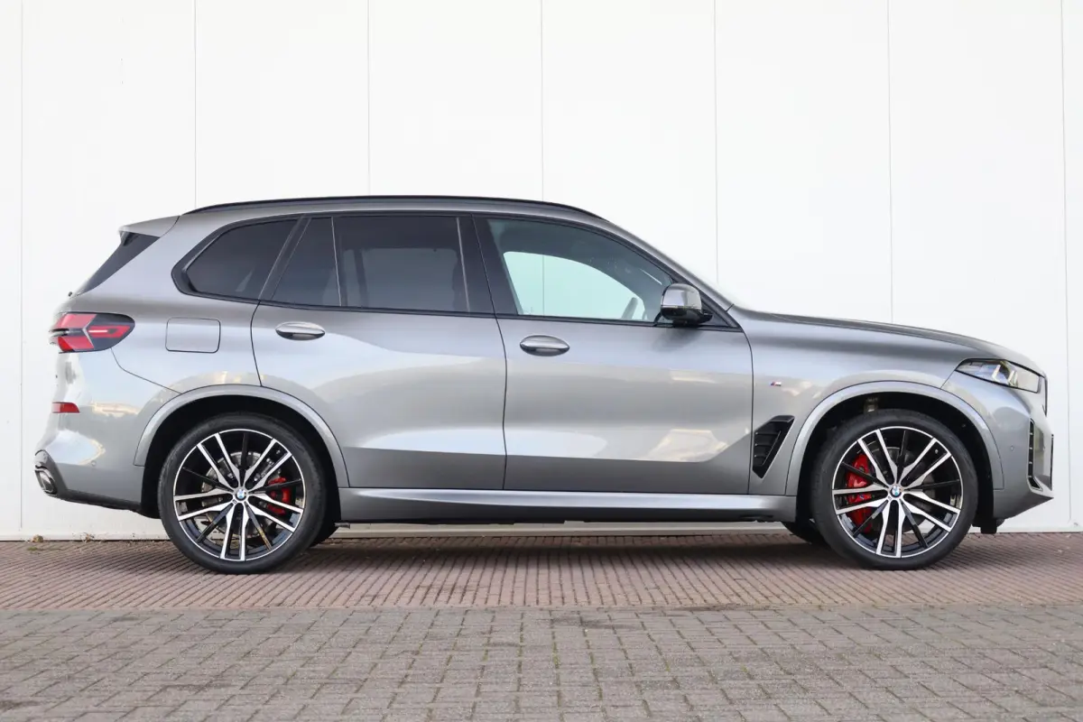 xDrive50e | Sport Pakket Pro | Panorama Dak | 22'' LM | Comfortstoelen | Active Steering | Trekhaak |