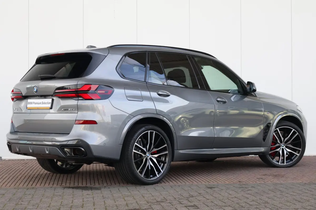 xDrive50e | Sport Pakket Pro | Panorama Dak | 22'' LM | Comfortstoelen | Active Steering | Trekhaak |