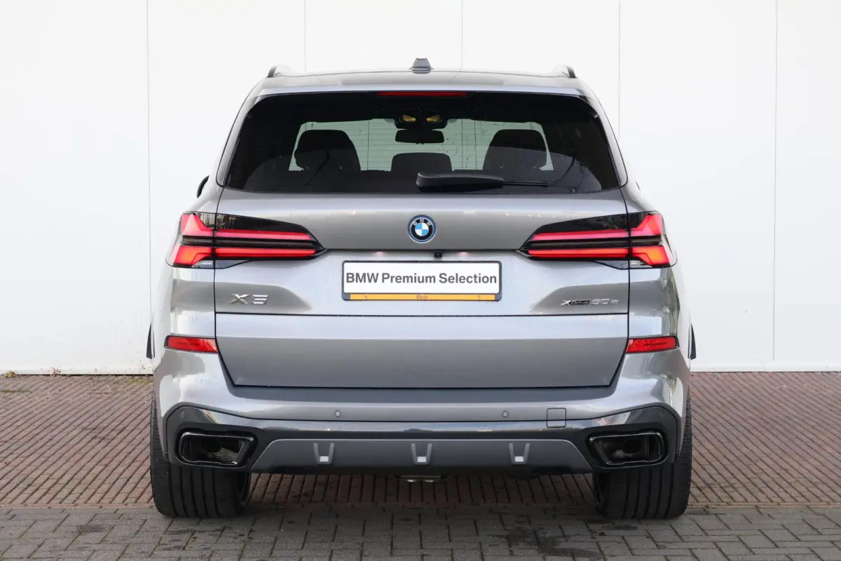 xDrive50e | Sport Pakket Pro | Panorama Dak | 22'' LM | Comfortstoelen | Active Steering | Trekhaak |