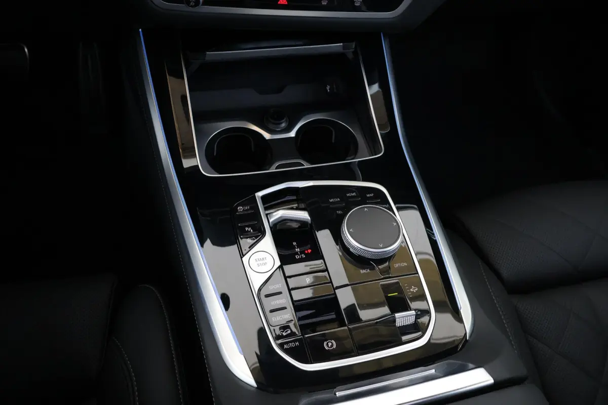 xDrive50e | Sport Pakket Pro | Panorama Dak | 22'' LM | Comfortstoelen | Active Steering | Trekhaak |