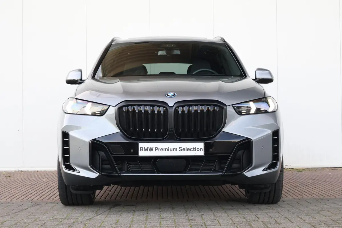 xDrive50e | Sport Pakket Pro | Panorama Dak | 22'' LM | Comfortstoelen | Active Steering | Trekhaak |