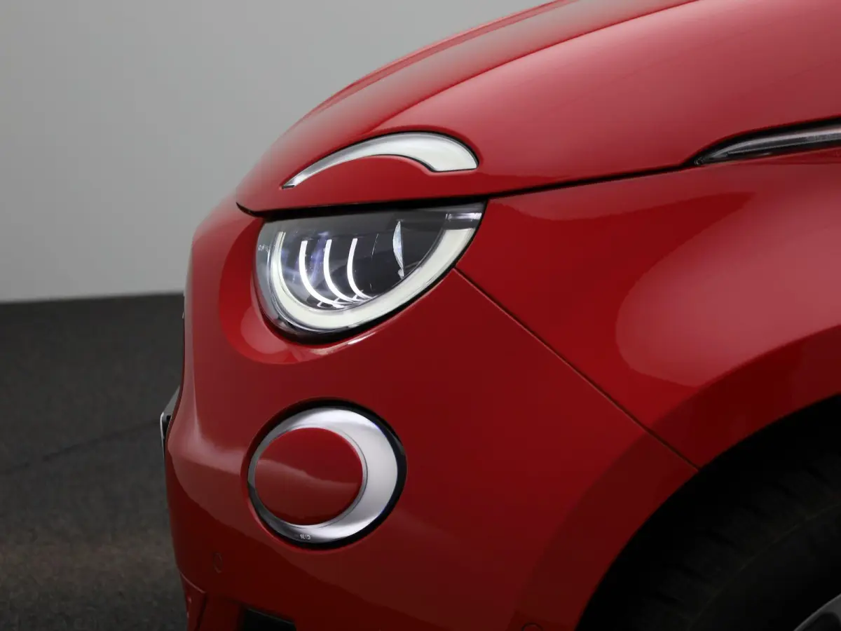 500e 42 kWh (Red) | Apple Carplay/Android Auto | Achteruitrijcamera | Cruise Control | Lichtmetalen Velgen |