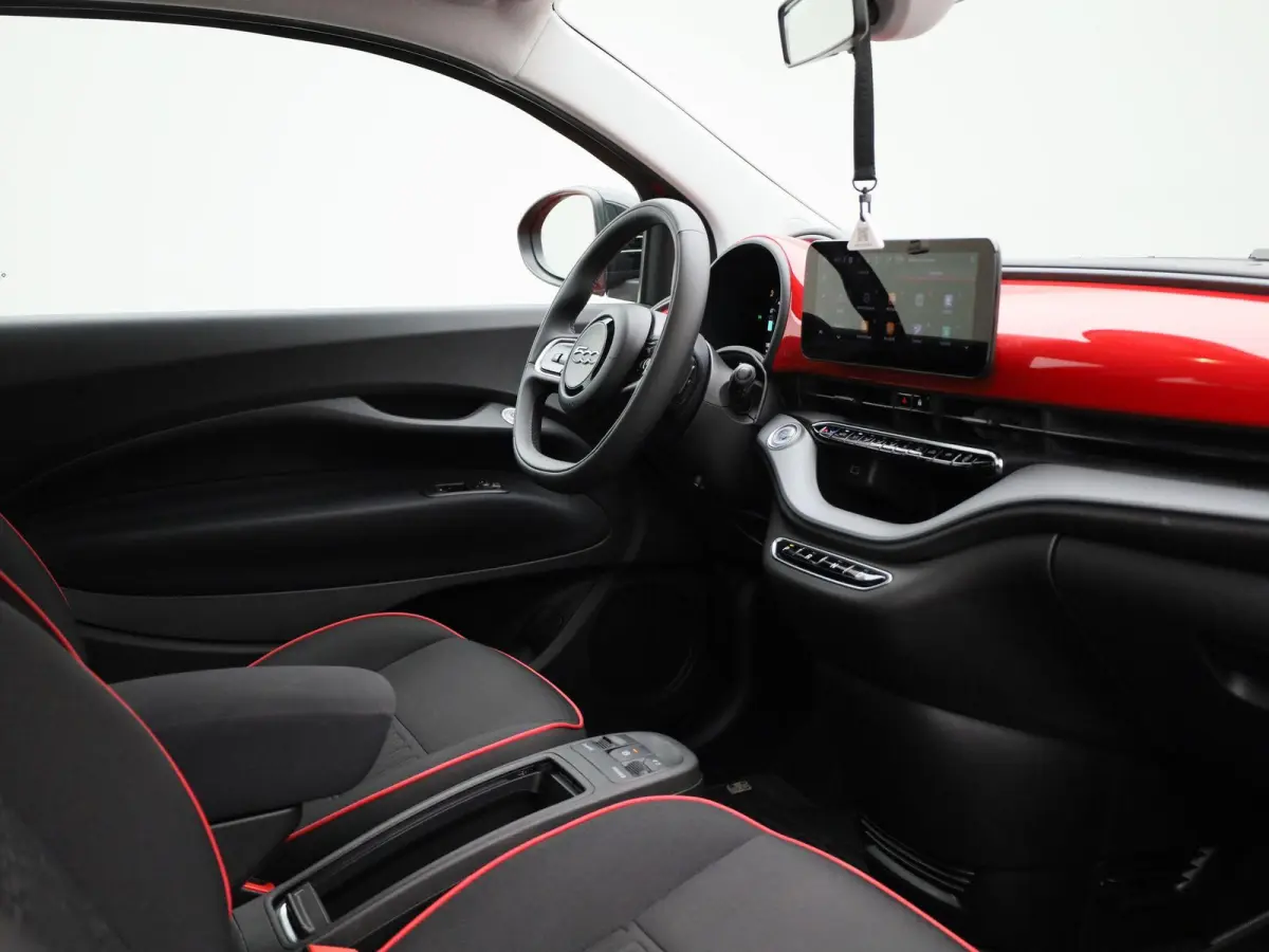 500e 42 kWh (Red) | Apple Carplay/Android Auto | Achteruitrijcamera | Cruise Control | Lichtmetalen Velgen |