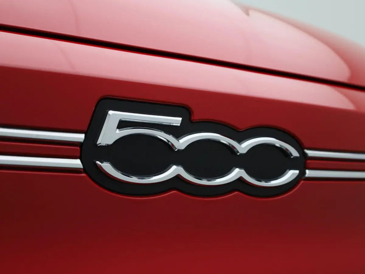500e 42 kWh (Red) | Apple Carplay/Android Auto | Achteruitrijcamera | Cruise Control | Lichtmetalen Velgen |