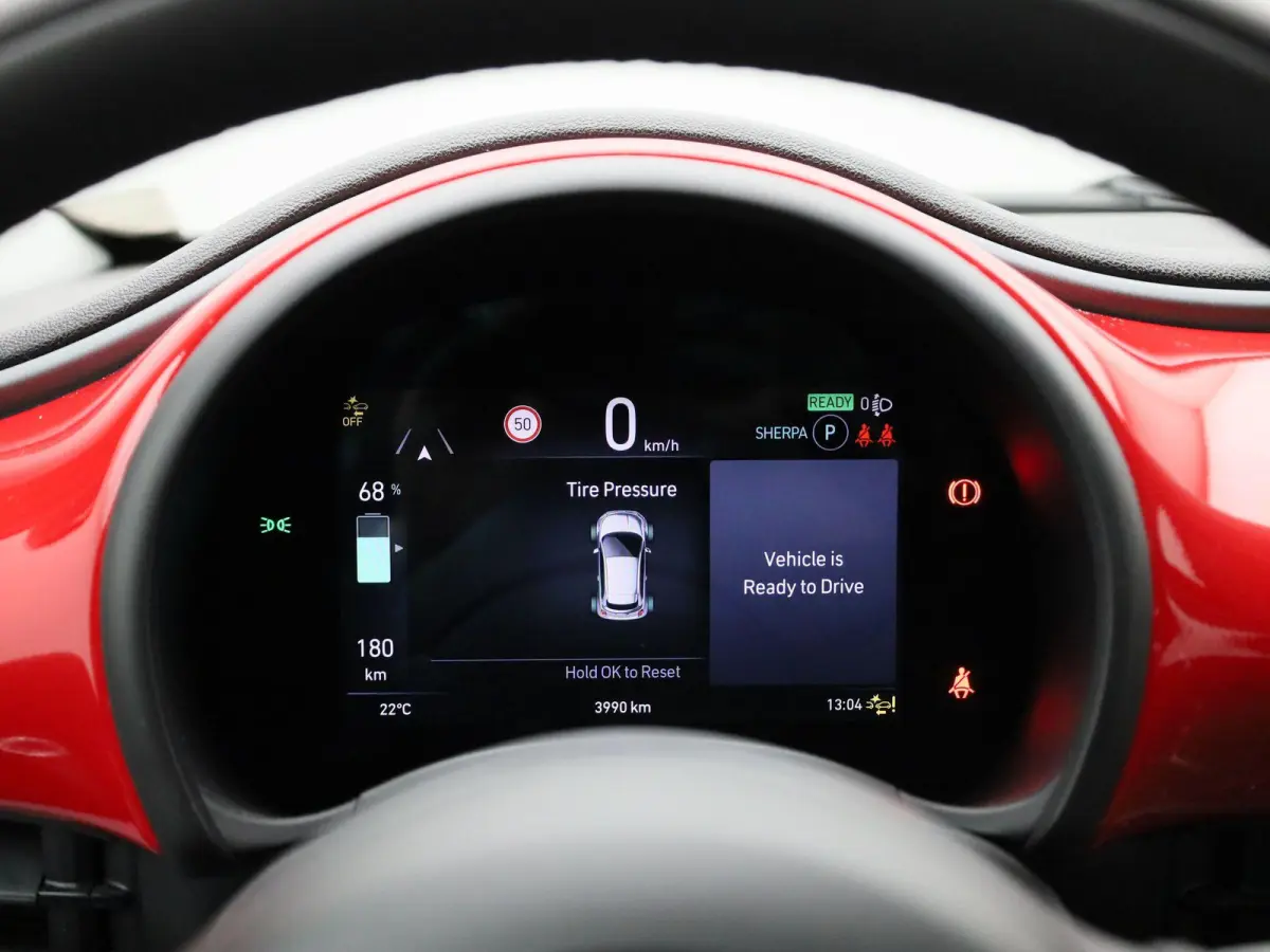 500e 42 kWh (Red) | Apple Carplay/Android Auto | Achteruitrijcamera | Cruise Control | Lichtmetalen Velgen |