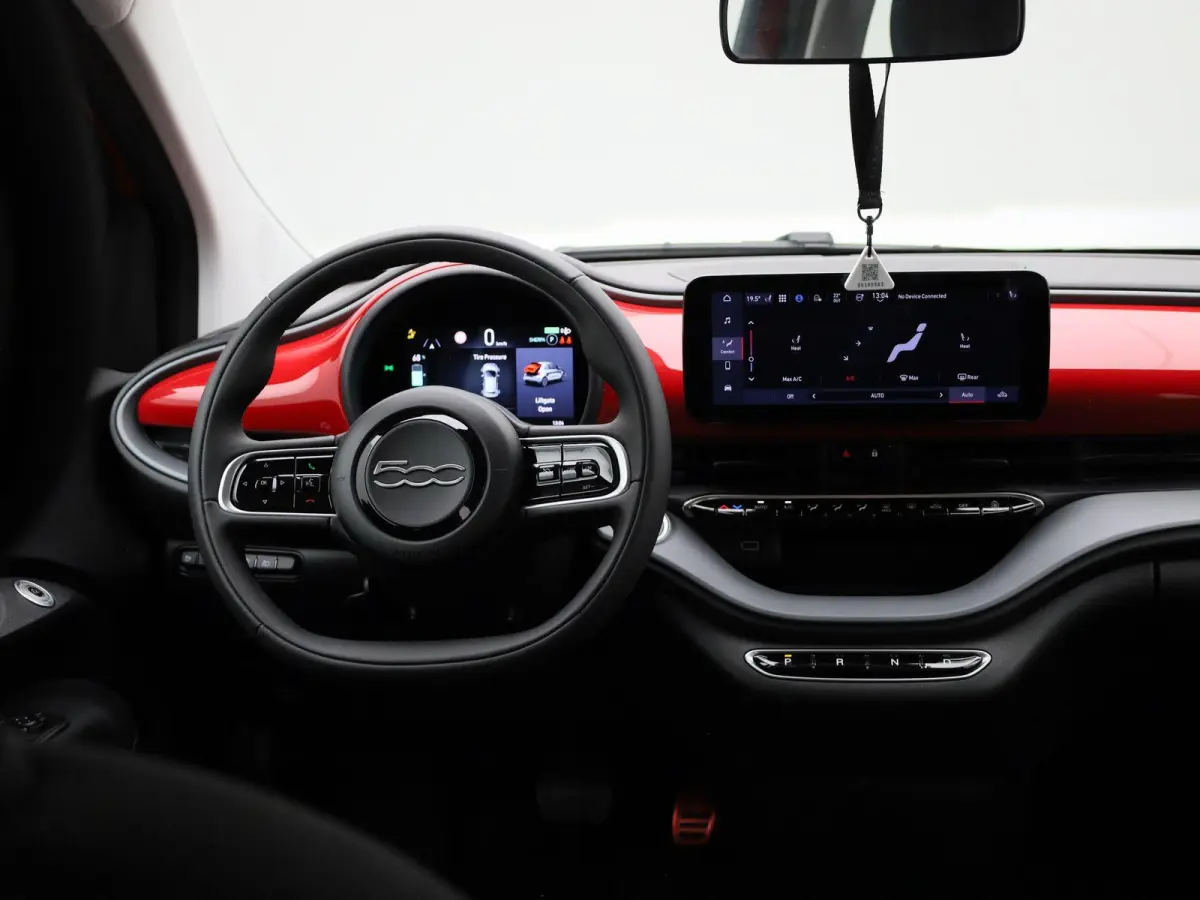 500e 42 kWh (Red) | Apple Carplay/Android Auto | Achteruitrijcamera | Cruise Control | Lichtmetalen Velgen |