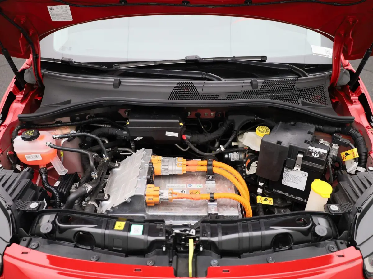 500e 42 kWh (Red) | Apple Carplay/Android Auto | Achteruitrijcamera | Cruise Control | Lichtmetalen Velgen |