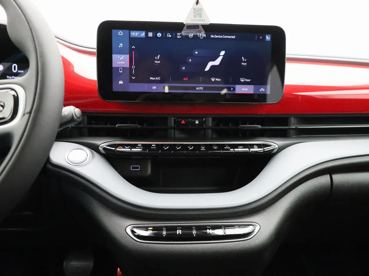 500e 42 kWh (Red) | Apple Carplay/Android Auto | Achteruitrijcamera | Cruise Control | Lichtmetalen Velgen |