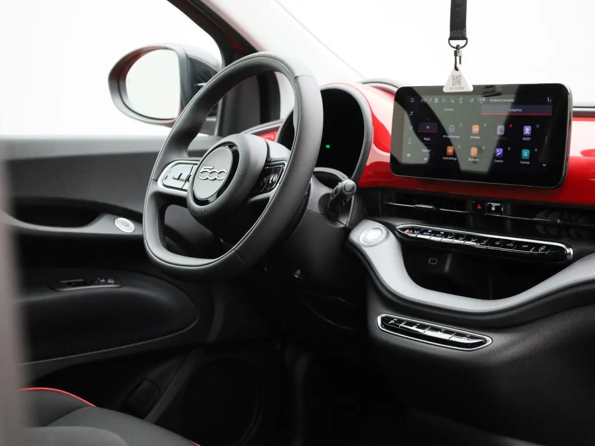 500e 42 kWh (Red) | Apple Carplay/Android Auto | Achteruitrijcamera | Cruise Control | Lichtmetalen Velgen |