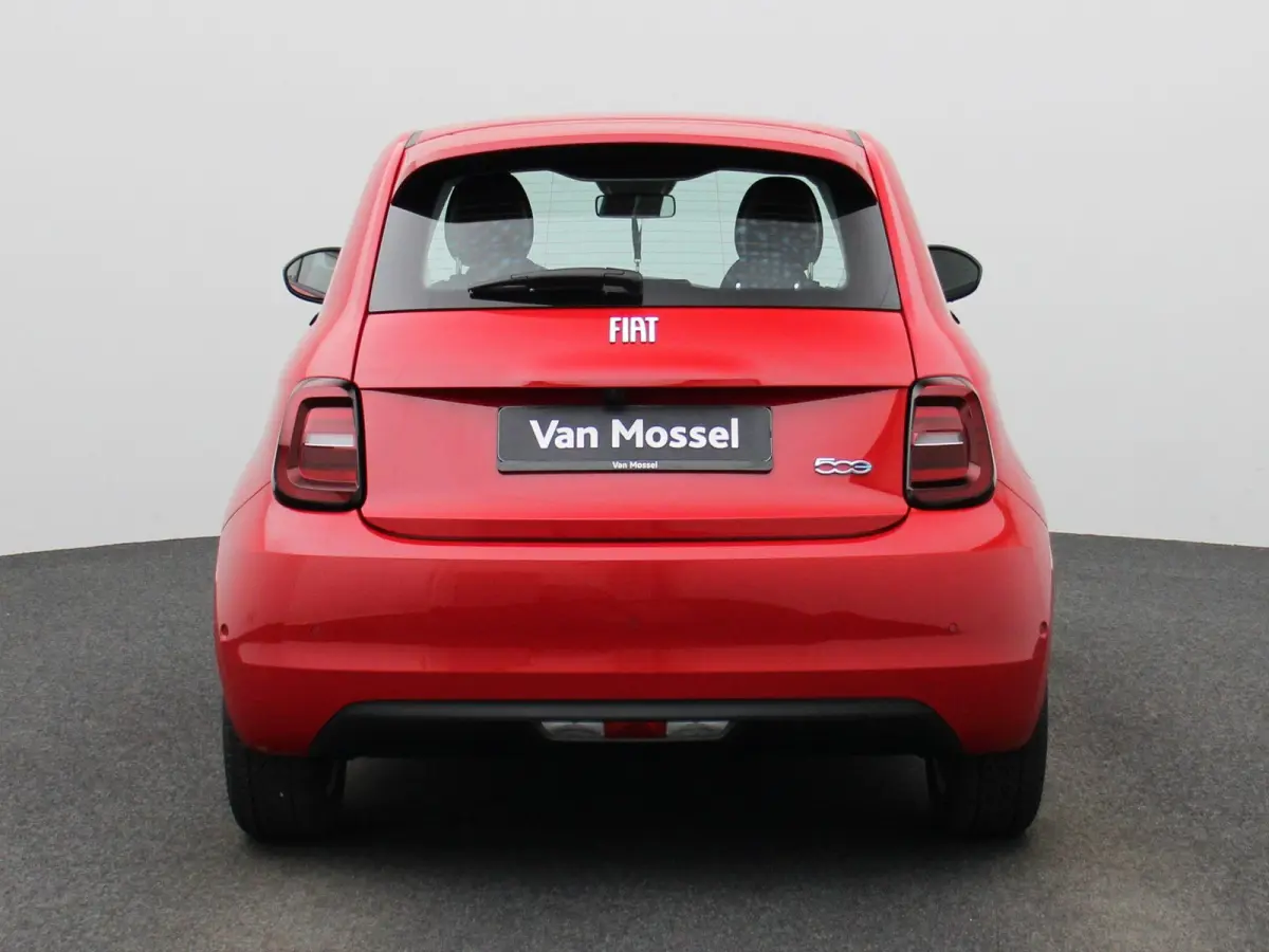500e 42 kWh (Red) | Apple Carplay/Android Auto | Achteruitrijcamera | Cruise Control | Lichtmetalen Velgen |