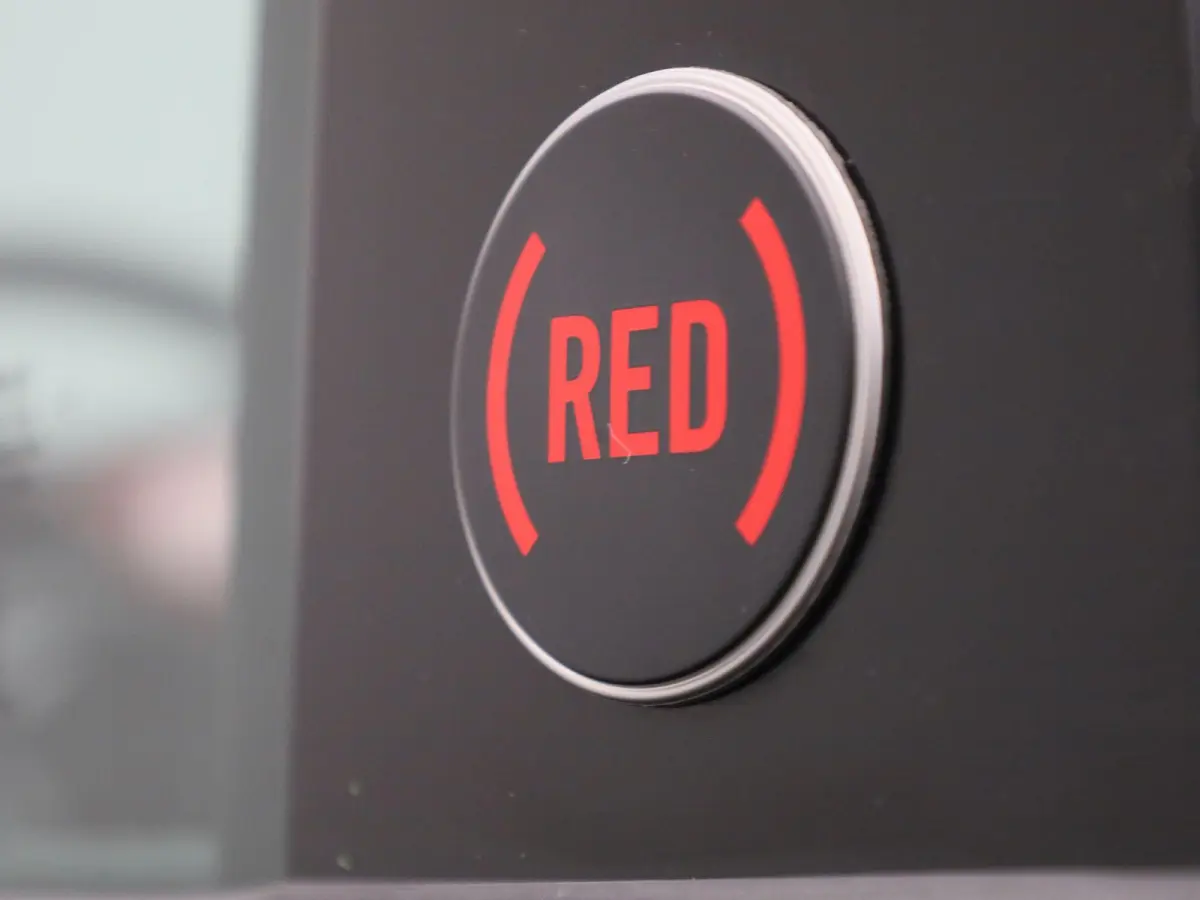 500e 42 kWh (Red) | Apple Carplay/Android Auto | Achteruitrijcamera | Cruise Control | Lichtmetalen Velgen |