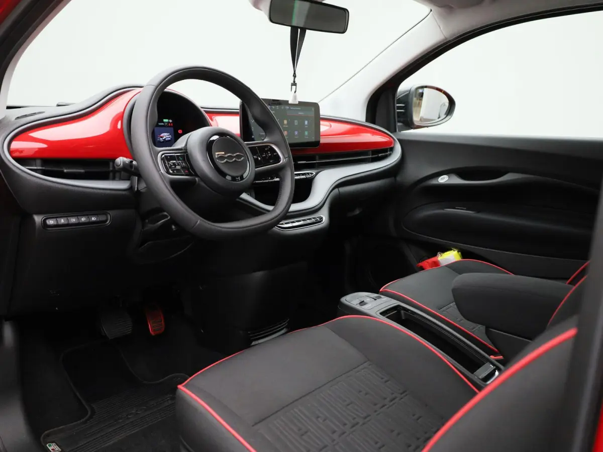 500e 42 kWh (Red) | Apple Carplay/Android Auto | Achteruitrijcamera | Cruise Control | Lichtmetalen Velgen |