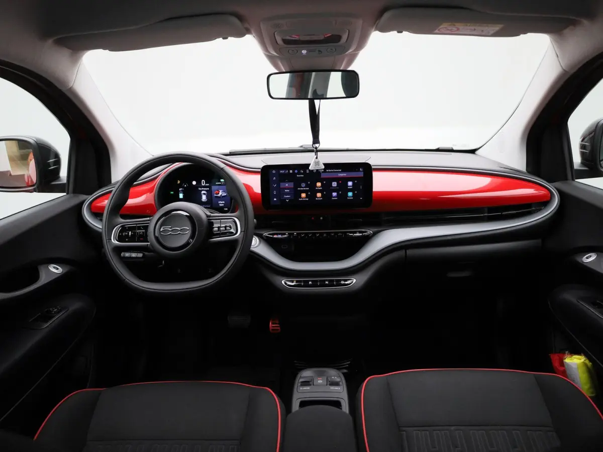 500e 42 kWh (Red) | Apple Carplay/Android Auto | Achteruitrijcamera | Cruise Control | Lichtmetalen Velgen |