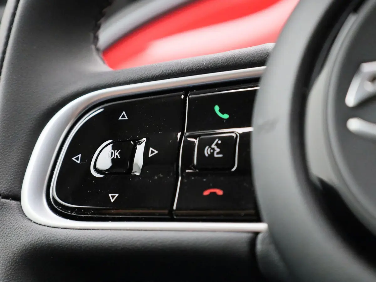 500e 42 kWh (Red) | Apple Carplay/Android Auto | Achteruitrijcamera | Cruise Control | Lichtmetalen Velgen |