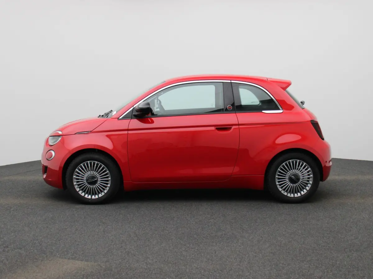 500e 42 kWh (Red) | Apple Carplay/Android Auto | Achteruitrijcamera | Cruise Control | Lichtmetalen Velgen |