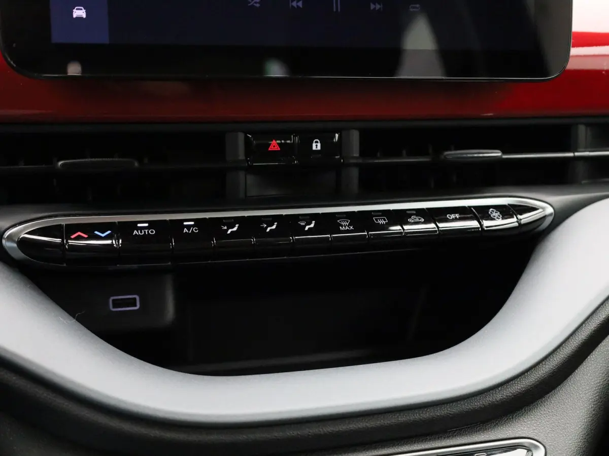 500e 42 kWh (Red) | Apple Carplay/Android Auto | Achteruitrijcamera | Cruise Control | Lichtmetalen Velgen |