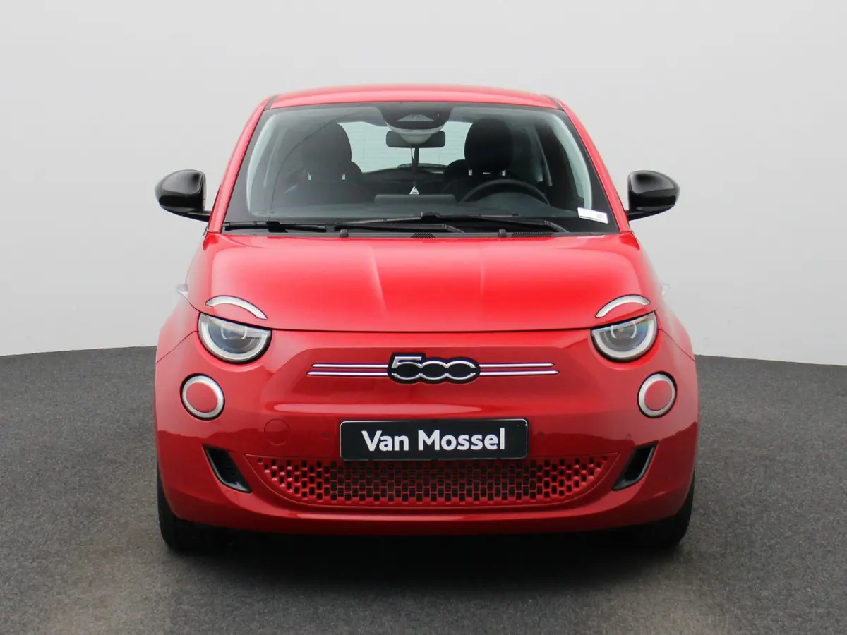 500e 42 kWh (Red) | Apple Carplay/Android Auto | Achteruitrijcamera | Cruise Control | Lichtmetalen Velgen |