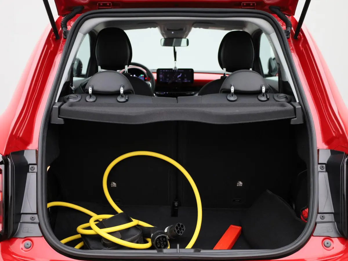 500e 42 kWh (Red) | Apple Carplay/Android Auto | Achteruitrijcamera | Cruise Control | Lichtmetalen Velgen |