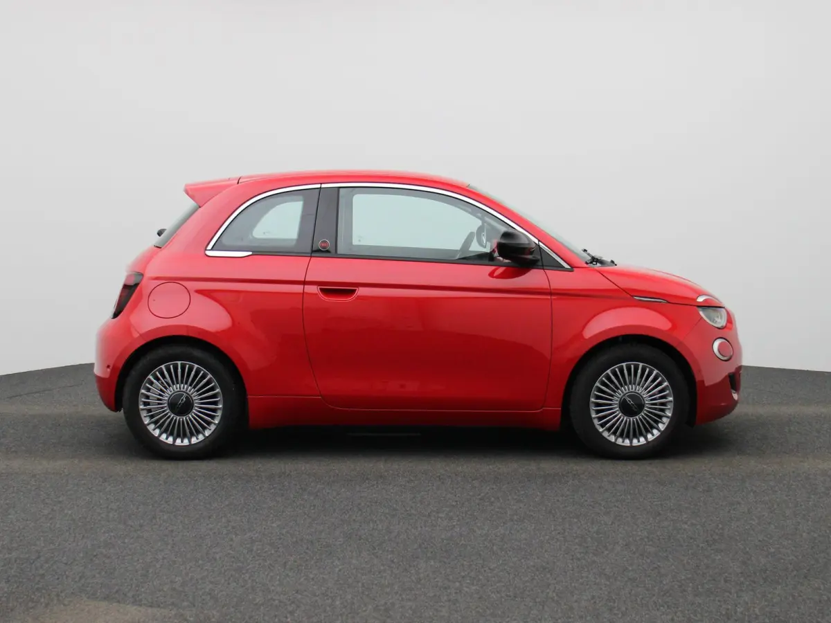 500e 42 kWh (Red) | Apple Carplay/Android Auto | Achteruitrijcamera | Cruise Control | Lichtmetalen Velgen |