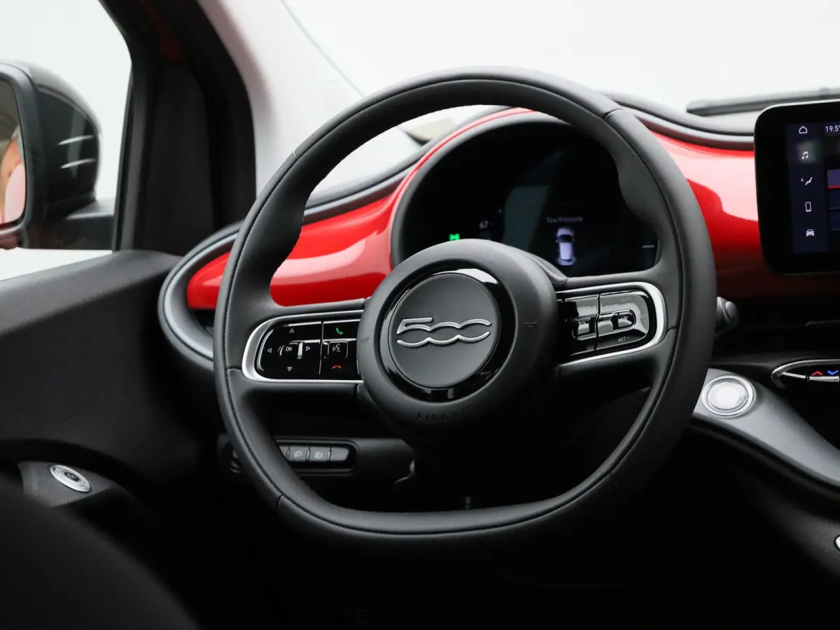 500e 42 kWh (Red) | Apple Carplay/Android Auto | Achteruitrijcamera | Cruise Control | Lichtmetalen Velgen |
