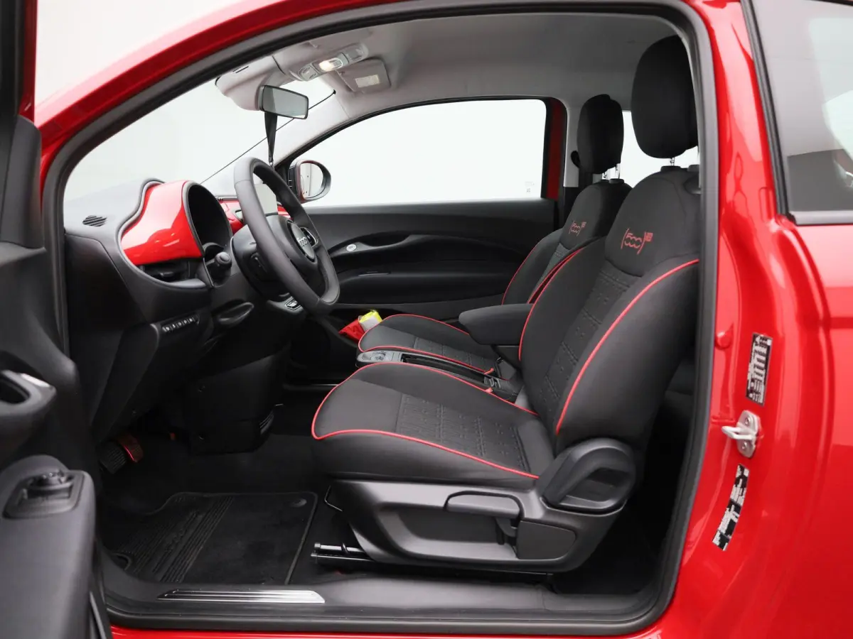 500e 42 kWh (Red) | Apple Carplay/Android Auto | Achteruitrijcamera | Cruise Control | Lichtmetalen Velgen |