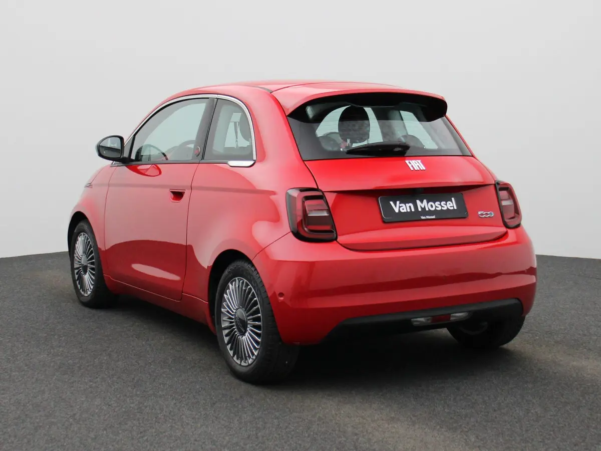 500e 42 kWh (Red) | Apple Carplay/Android Auto | Achteruitrijcamera | Cruise Control | Lichtmetalen Velgen |