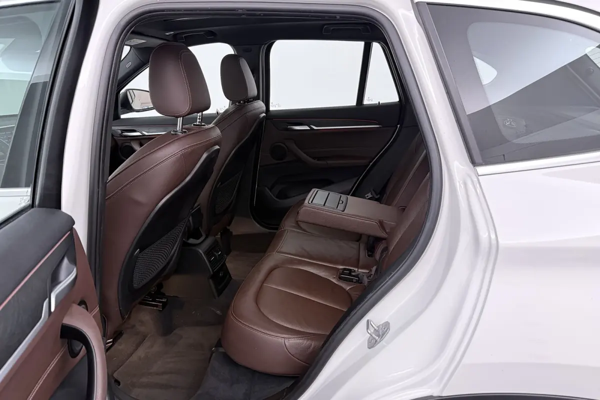 SDrive20i Corporate Lease High Executive (PANORAMADAK, CAMERA, STOELVERWARMING, HEAD-UP DI