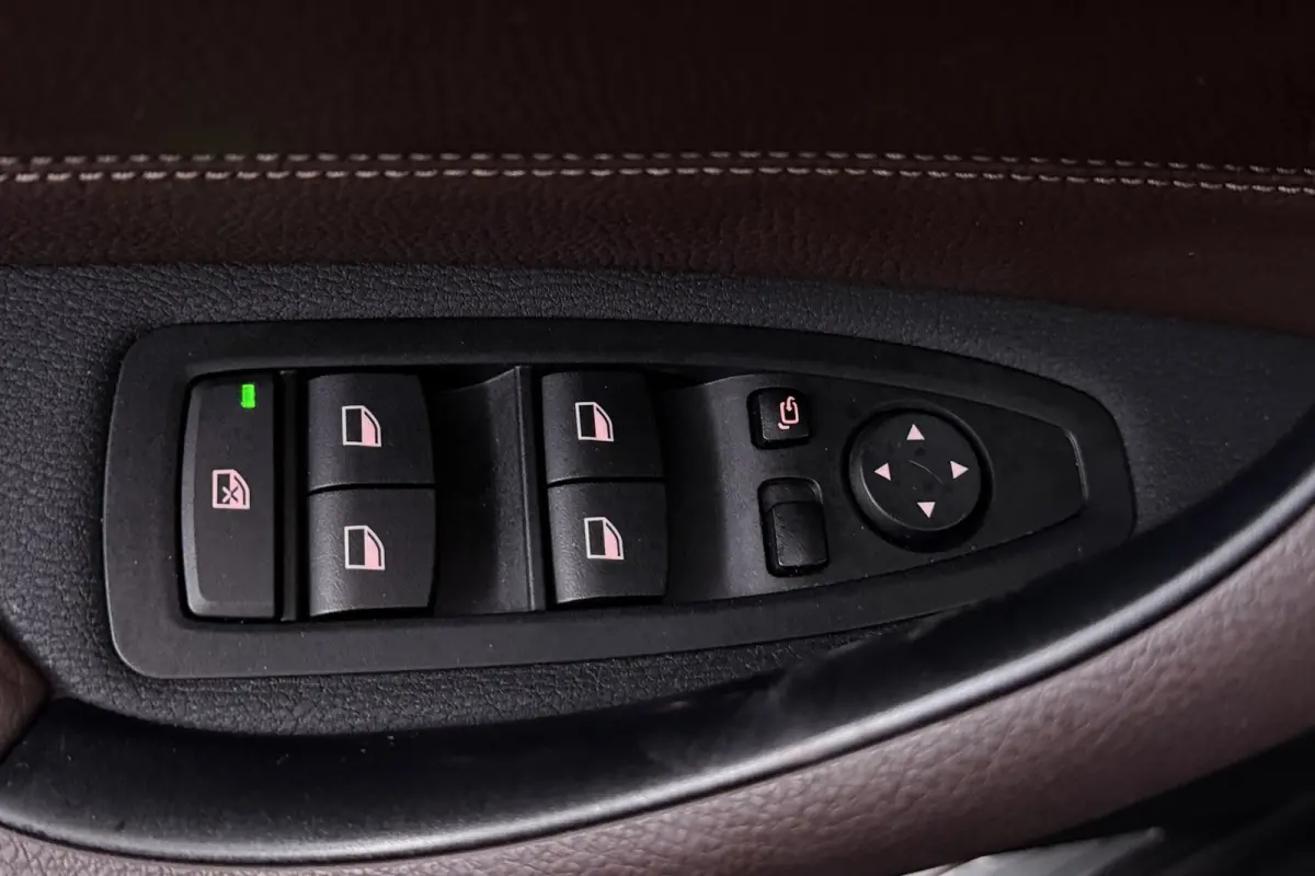 SDrive20i Corporate Lease High Executive (PANORAMADAK, CAMERA, STOELVERWARMING, HEAD-UP DI