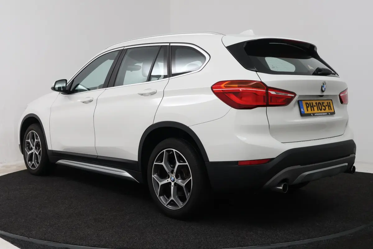 SDrive20i Corporate Lease High Executive (PANORAMADAK, CAMERA, STOELVERWARMING, HEAD-UP DI