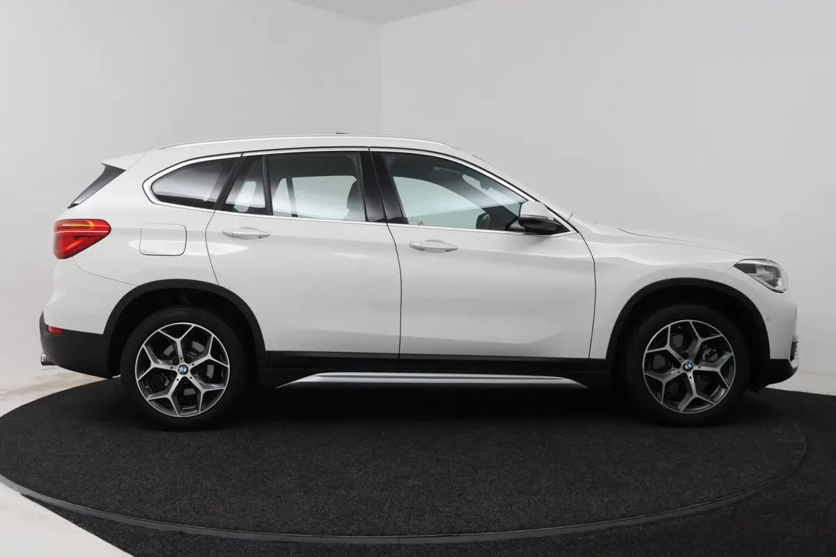 SDrive20i Corporate Lease High Executive (PANORAMADAK, CAMERA, STOELVERWARMING, HEAD-UP DI