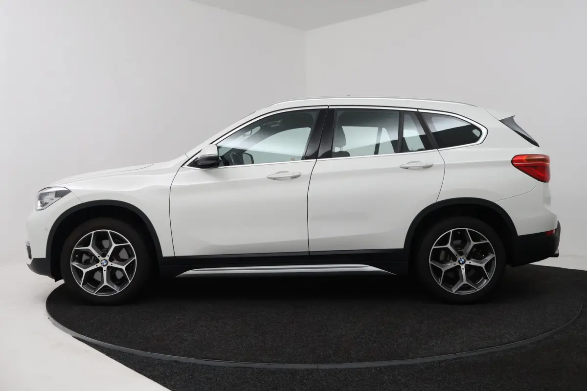 SDrive20i Corporate Lease High Executive (PANORAMADAK, CAMERA, STOELVERWARMING, HEAD-UP DI