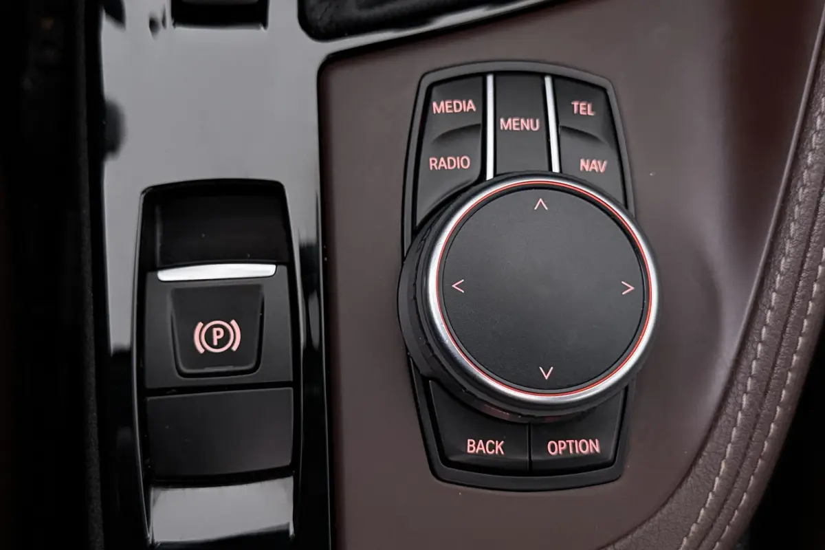 SDrive20i Corporate Lease High Executive (PANORAMADAK, CAMERA, STOELVERWARMING, HEAD-UP DI