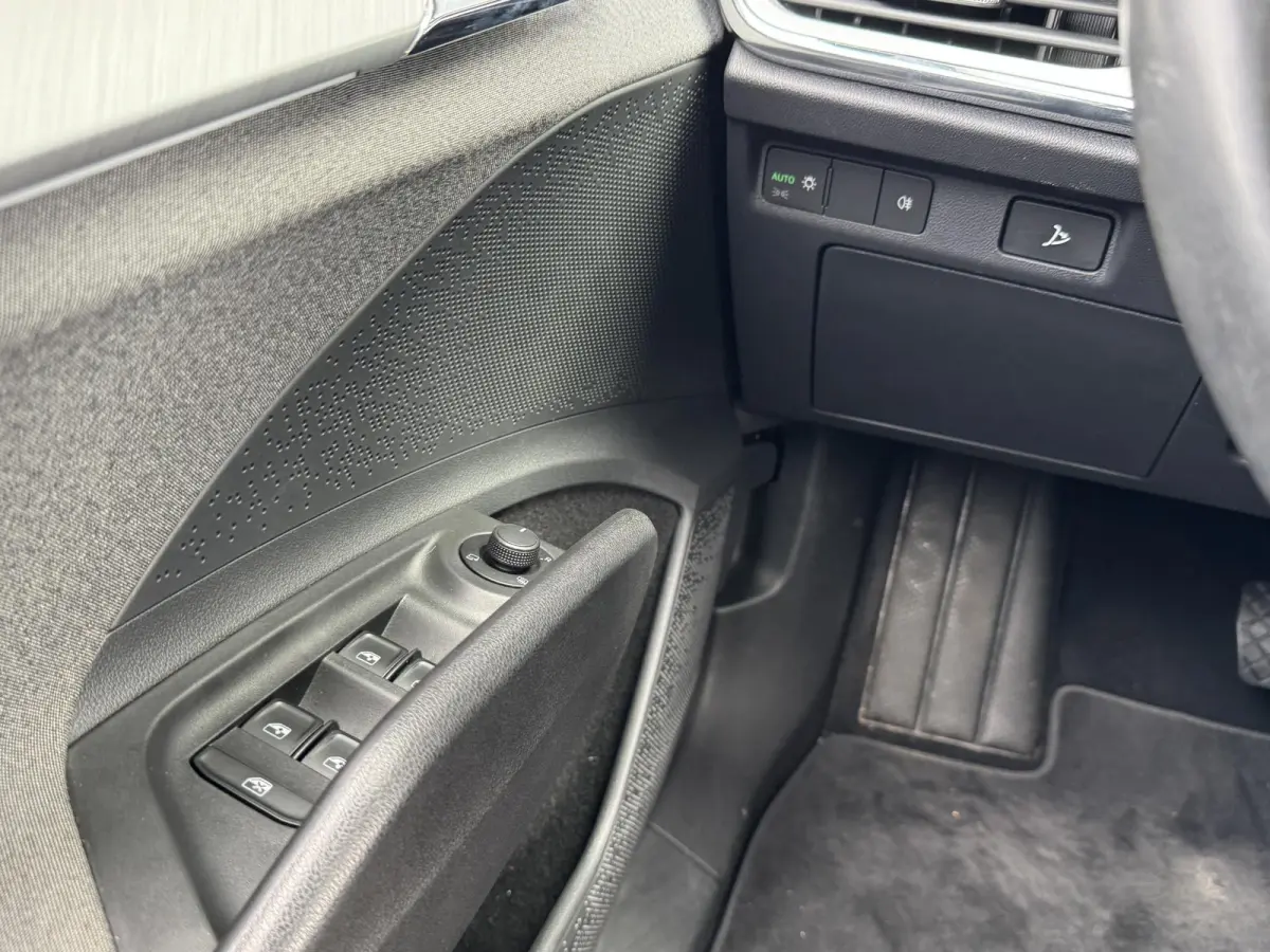 80 (95% SOH) I GROOT ACCUPAKKET I ADAPTIVE CRUISE CONTROL I STOELVERWARMING I P-CAMERA