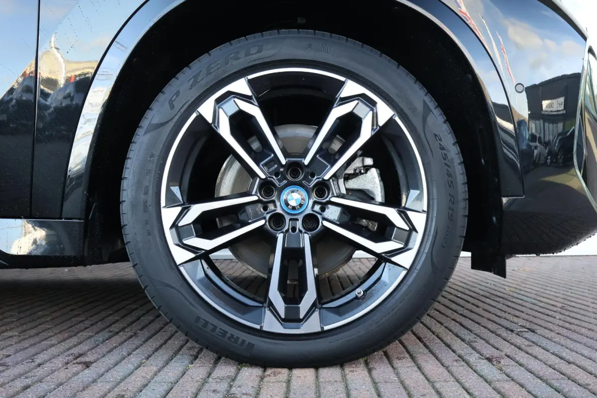 xDrive30 Launch Edition 67 kWh | M-Sport Pakket | Panorama Dak | Trekhaak | Comforttoegang | Harman Kardon | Pakring Asisstant Plus | Head-Up | Stuur & Stoelverwarming |