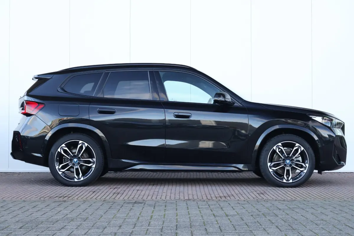 xDrive30 Launch Edition 67 kWh | M-Sport Pakket | Panorama Dak | Trekhaak | Comforttoegang | Harman Kardon | Pakring Asisstant Plus | Head-Up | Stuur & Stoelverwarming |