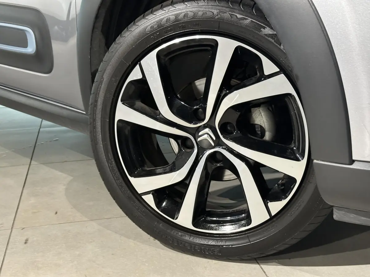 1.2 PureTech Shine | Automaat | Navigatie | 17" Lichtmetalen velgen | Kesless Entry & Start