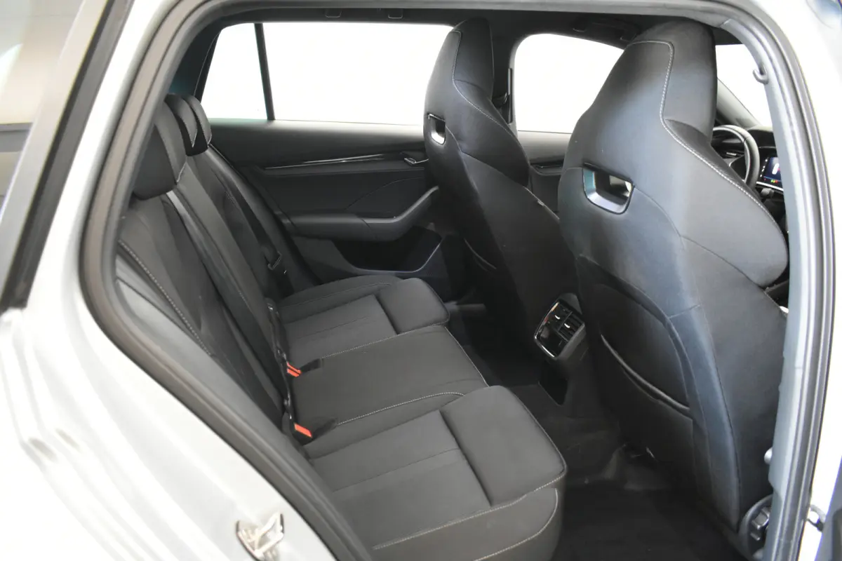 1.0 e-TSI Sportline Virtual Schaalstoelen CarPlay Stoel/stuur verw