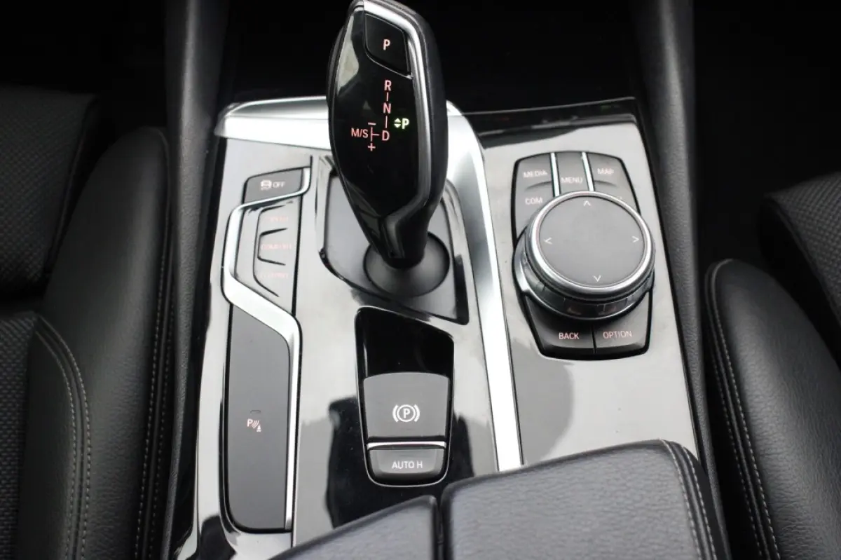 530i SportLine Executive Automaat - Leer, Stoelverw. Xenon