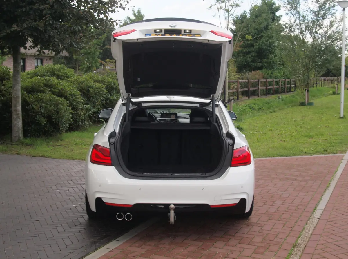 420i High Executive | M-Pakket | Panoramadak | Trekhaak | NL-Auto |