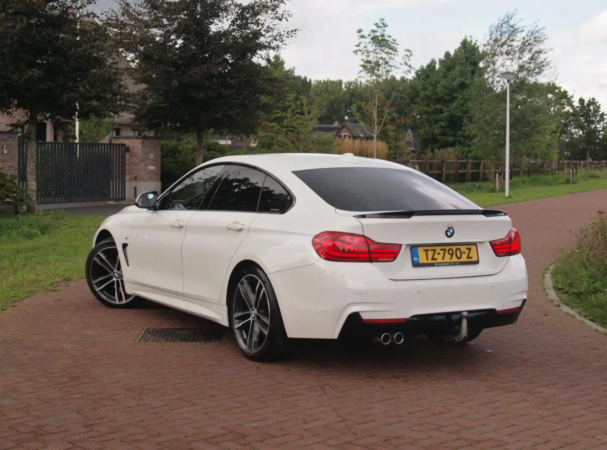 420i High Executive | M-Pakket | Panoramadak | Trekhaak | NL-Auto |