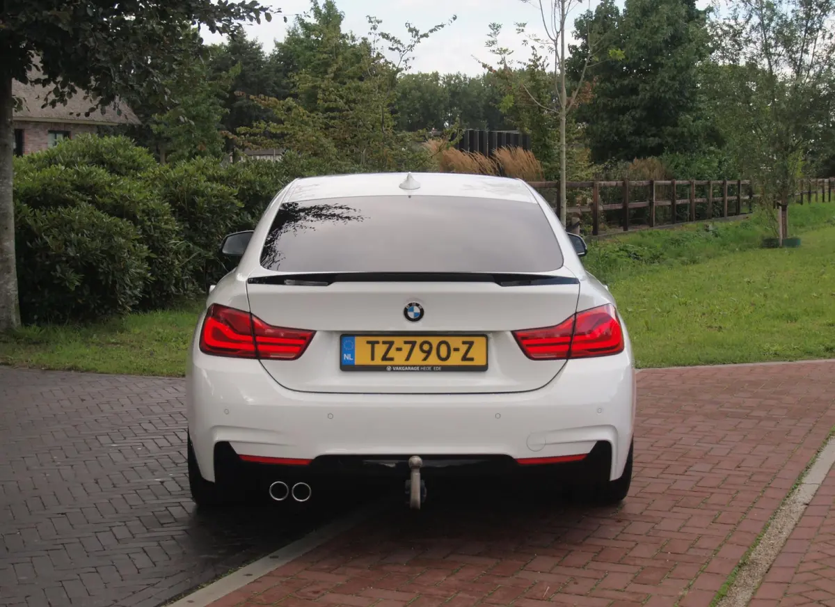 420i High Executive | M-Pakket | Panoramadak | Trekhaak | NL-Auto |