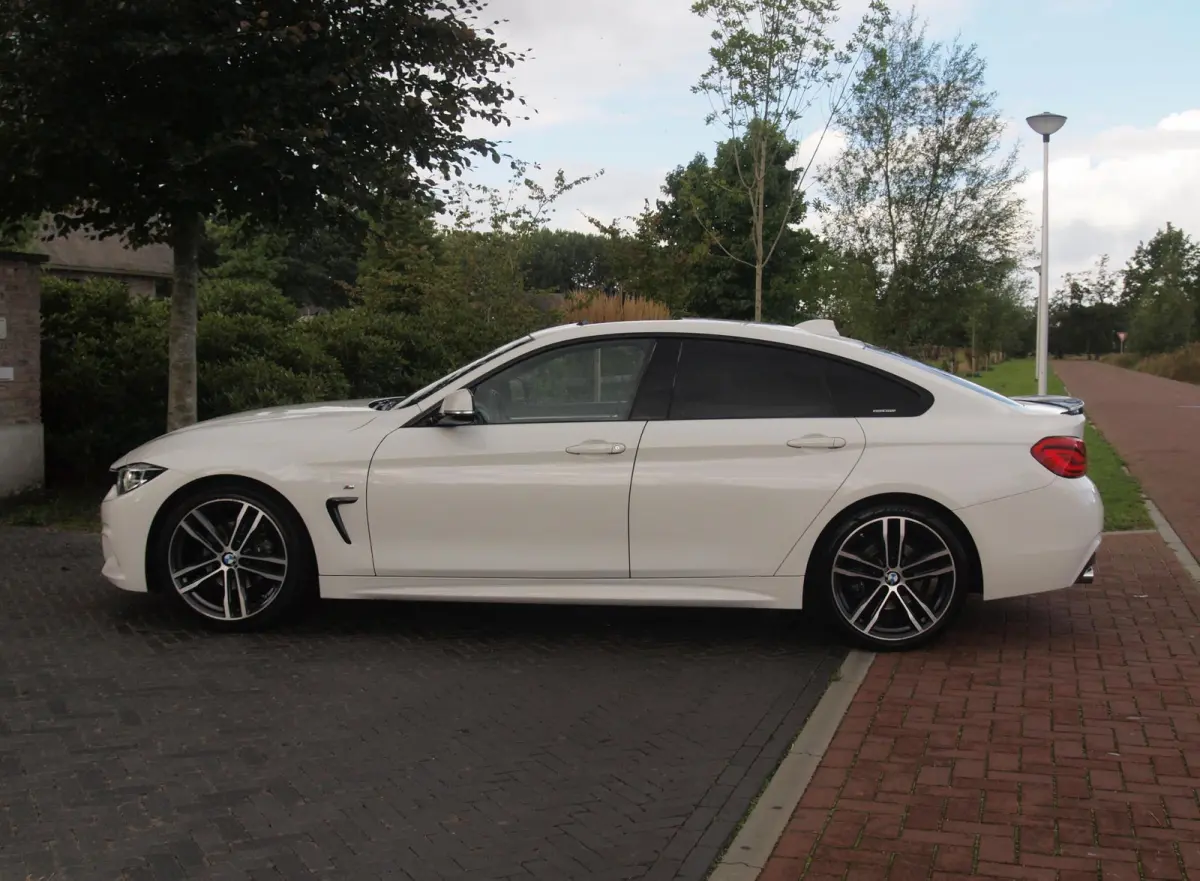 420i High Executive | M-Pakket | Panoramadak | Trekhaak | NL-Auto |