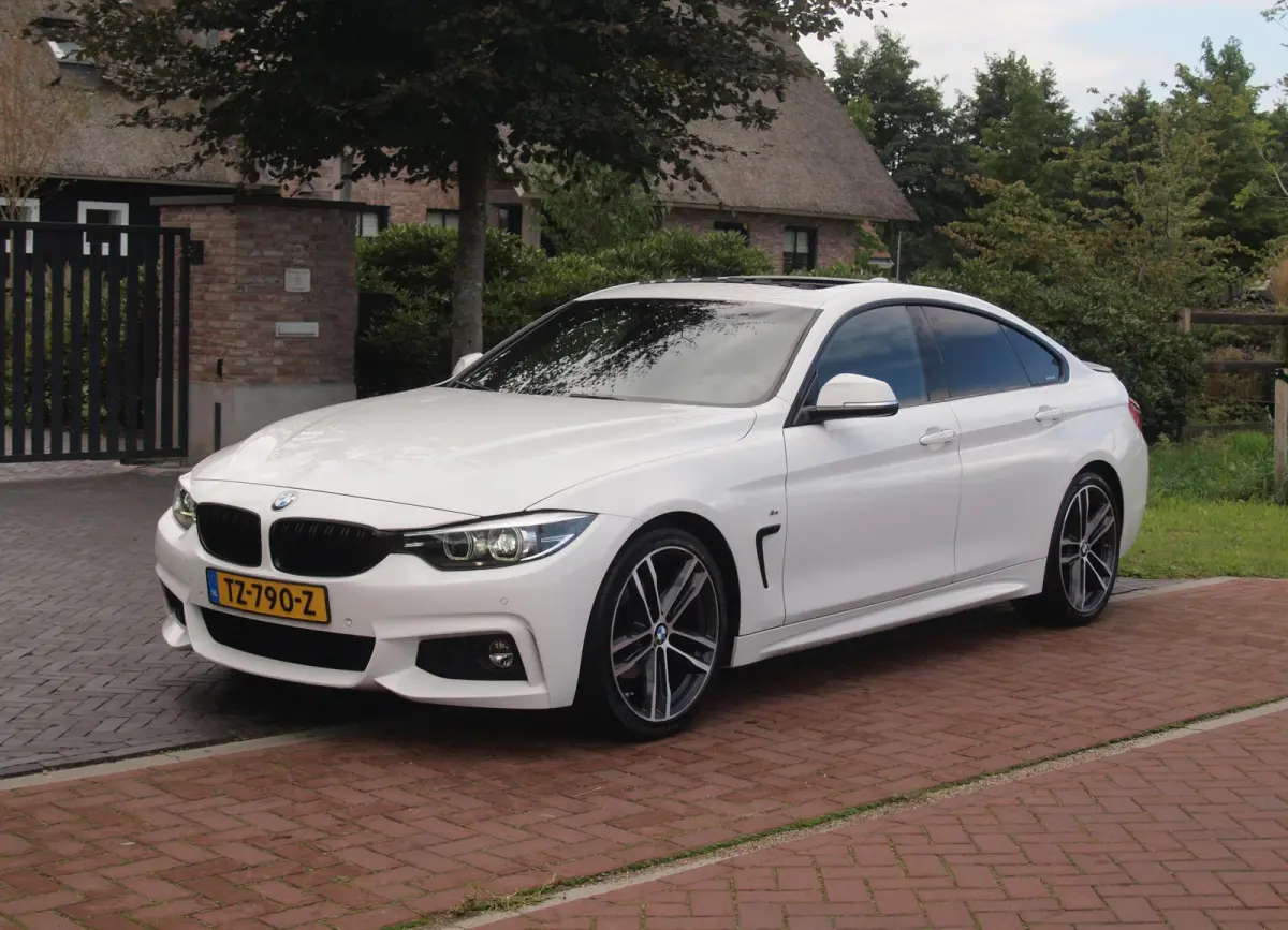 420i High Executive | M-Pakket | Panoramadak | Trekhaak | NL-Auto |