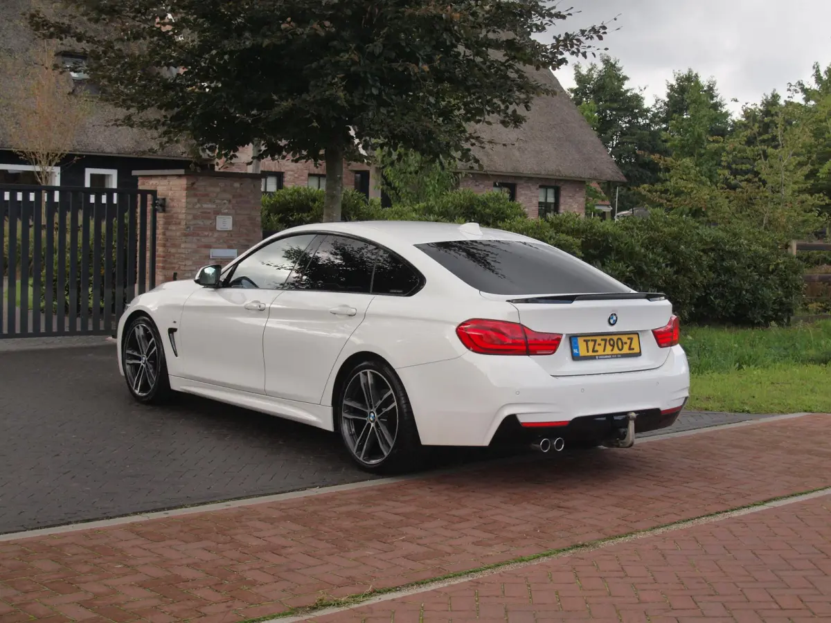 420i High Executive | M-Pakket | Panoramadak | Trekhaak | NL-Auto |