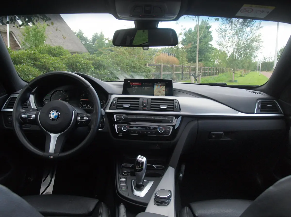 420i High Executive | M-Pakket | Panoramadak | Trekhaak | NL-Auto |