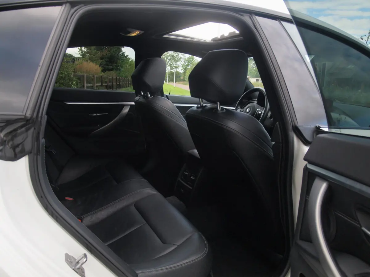 420i High Executive | M-Pakket | Panoramadak | Trekhaak | NL-Auto |