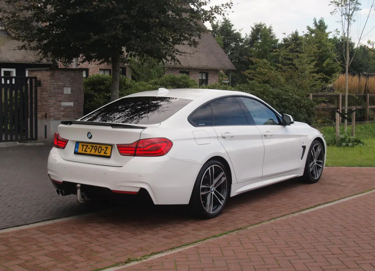 420i High Executive | M-Pakket | Panoramadak | Trekhaak | NL-Auto |