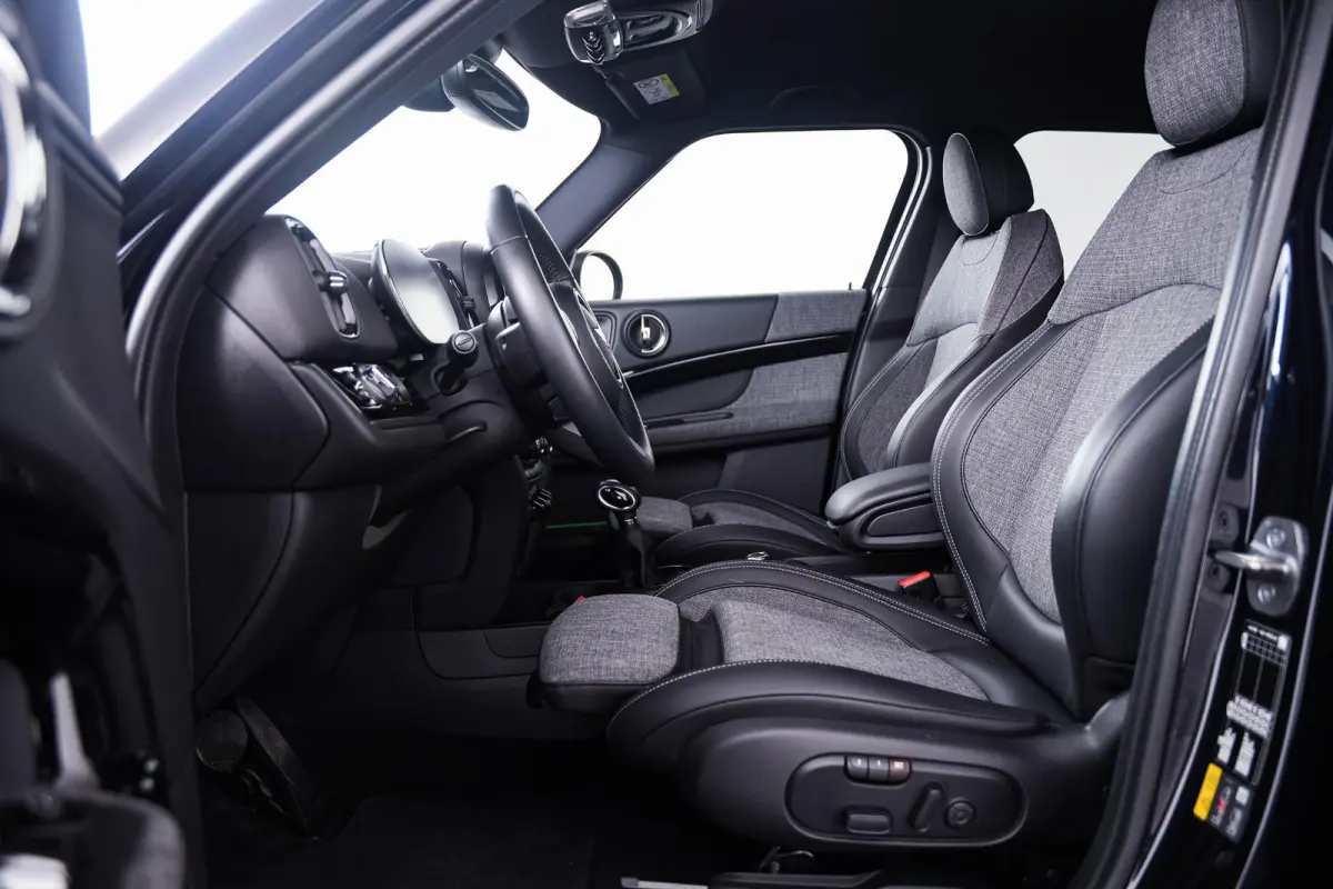 Cooper ALL4 Active Cruise Control - Visibility -Package - Elektrisch verstelbare/verwarmde stoelen - Comfort acces - Getinte ruiten - Achteruitrijcamera - LED mistlampen -