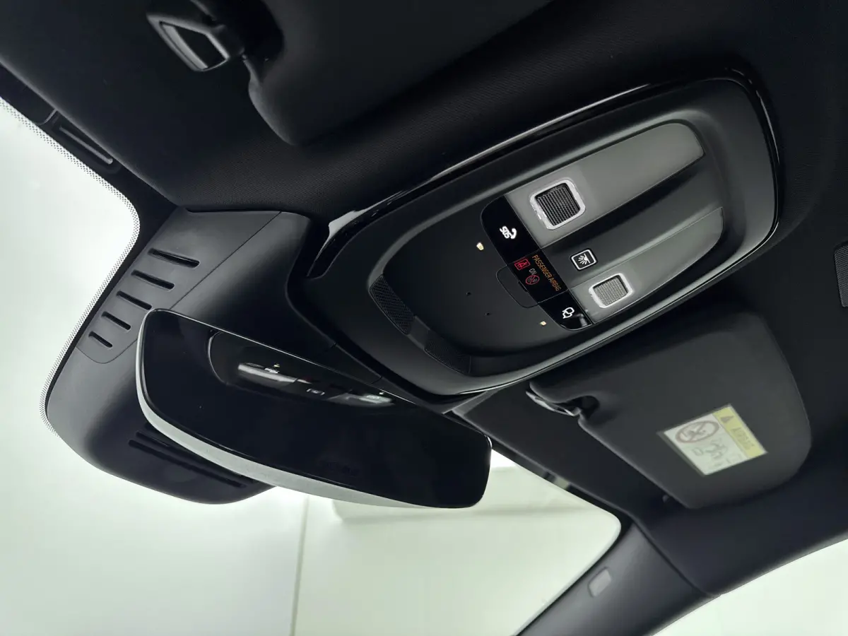 T6 AWD Plug-in Essential | Trekhaak | PDC V+A en camera | Stoel + Stuurverwarming | Extra getint glas | 19 inch LM |